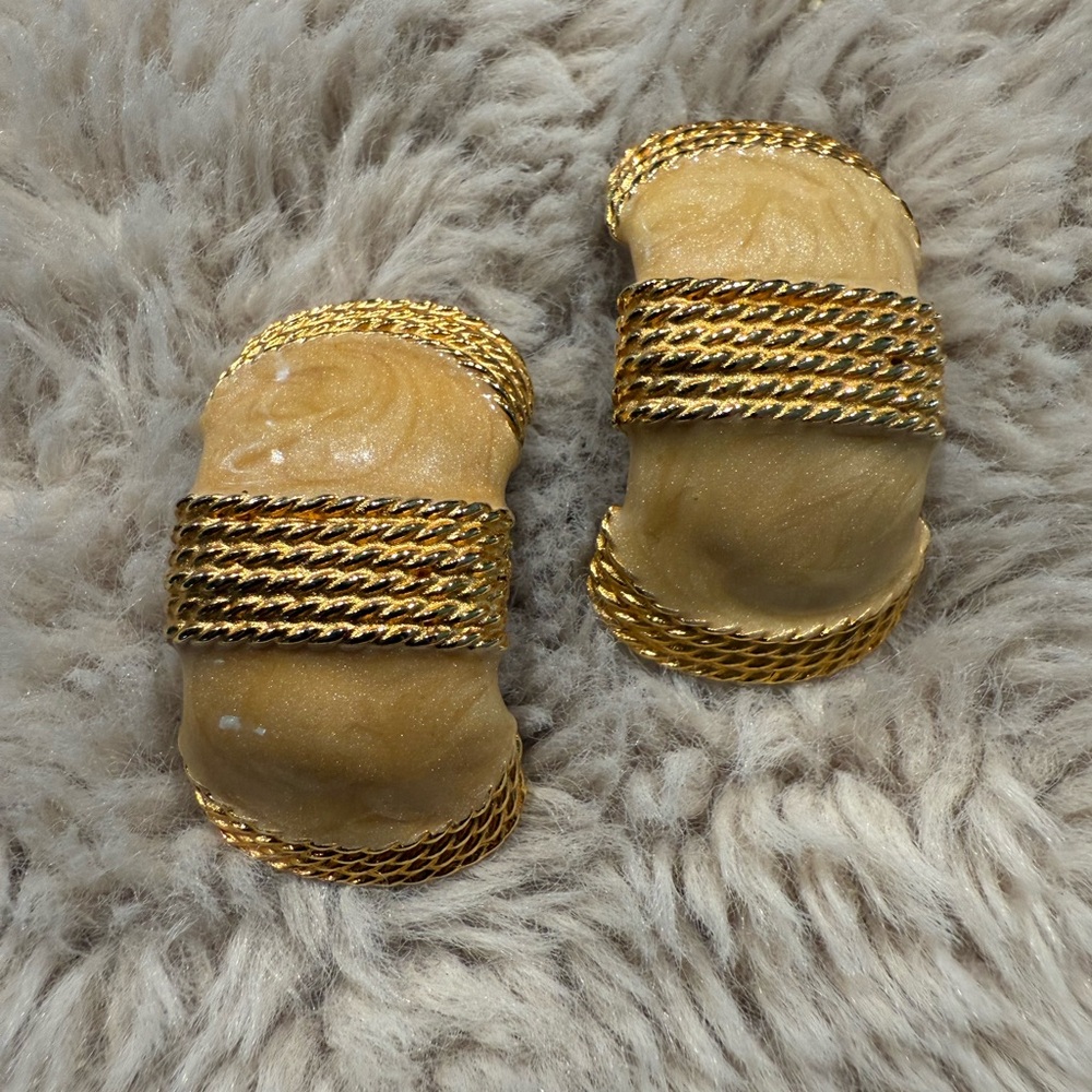 Vtg GAY BOYER Signed Enamel Gold Tone Rope Design Retro Chic NY Earrings